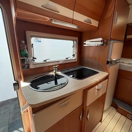 Úszó hotel Camper Rent Motorhome Albania