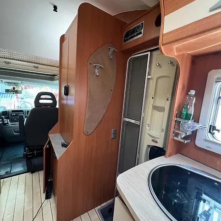 ספינת מלון Camper Rent Motorhome Albania